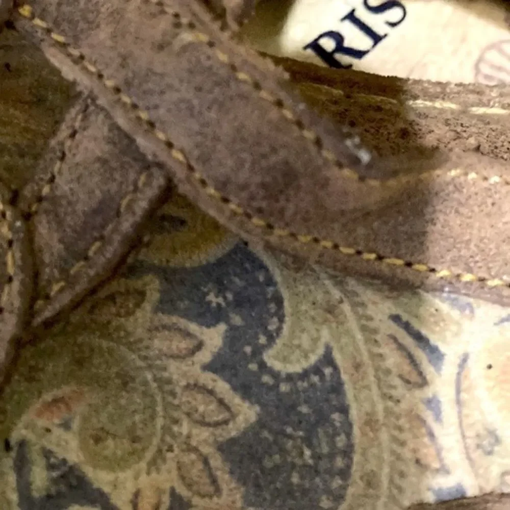 Born sandals